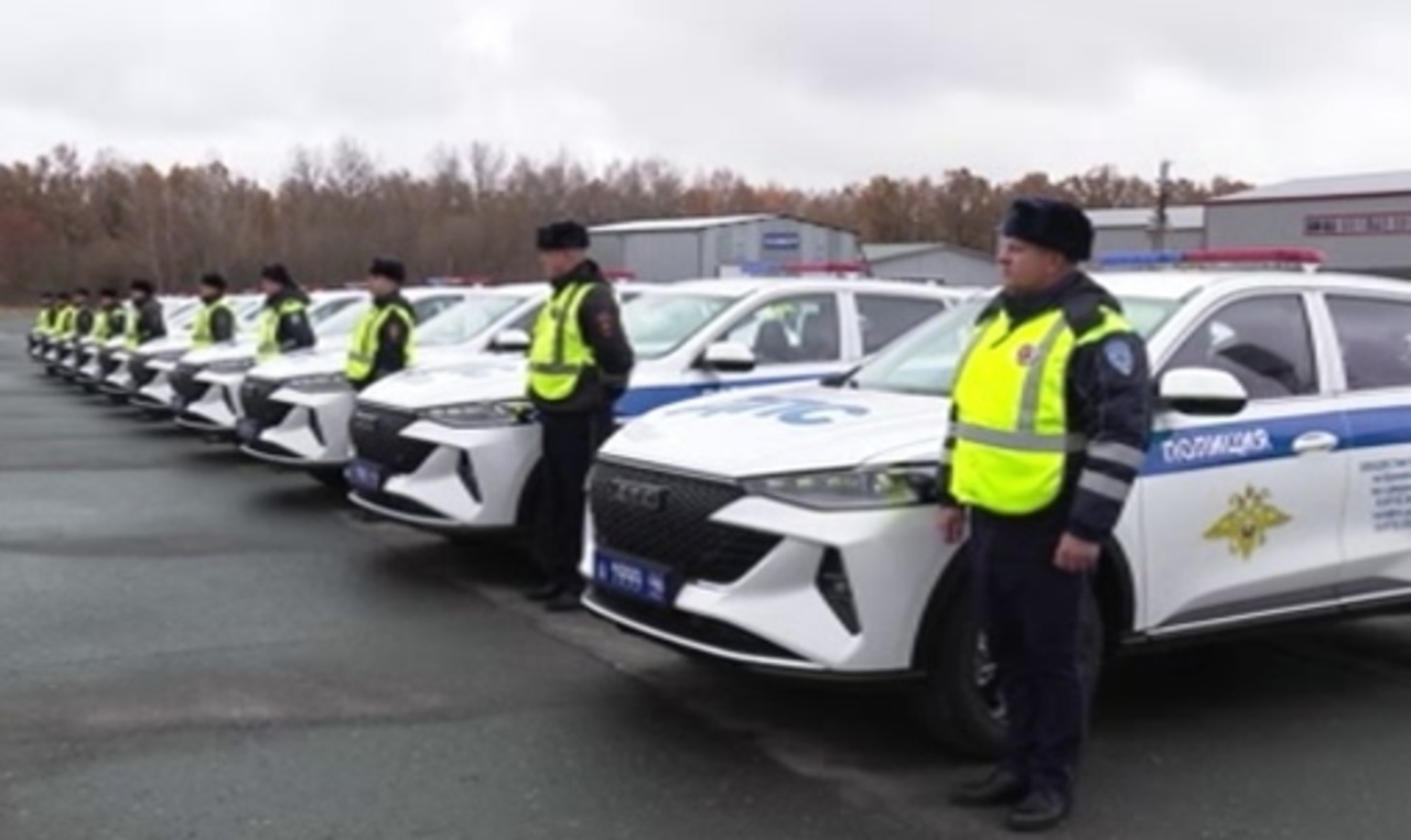 Сегодня автопарк курской полиции пополнился на сотню новеньких патрульных машин 