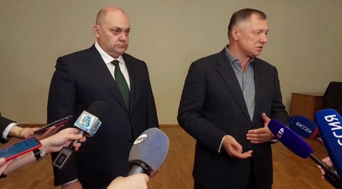 Губернатор Курской области провел встречу с вынужденными переселенцами из приграничья 