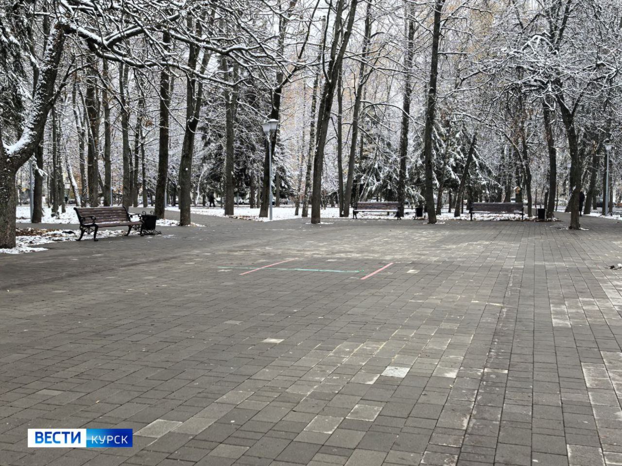 В Курске в парке Бородино завершили установку новых лавочек