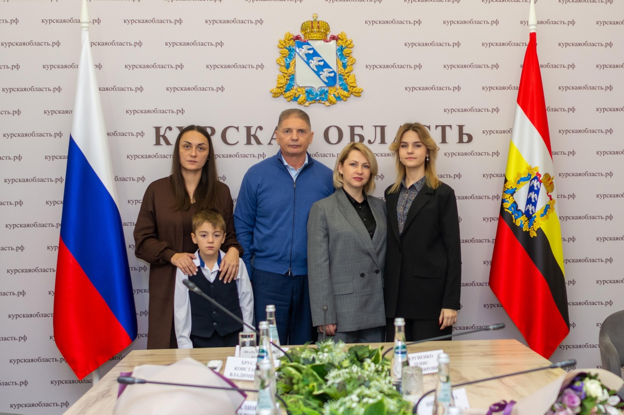 Замгубернатора Курской области вручил госнаграды семьям погибших сотрудников скорой помощи
