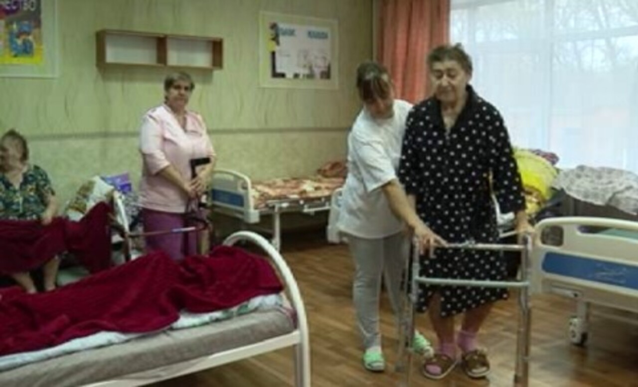 Заместитель губернатора Курской области Андрей Белостоцкий посетил центр соцобслуживания "Первоцвет"