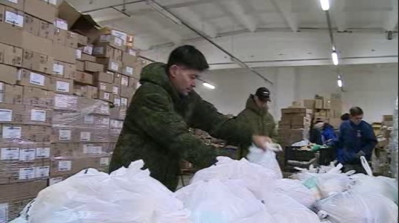 На склад отделения "Единой России" в Курске поступает гумпомощь из разных субъектов страны