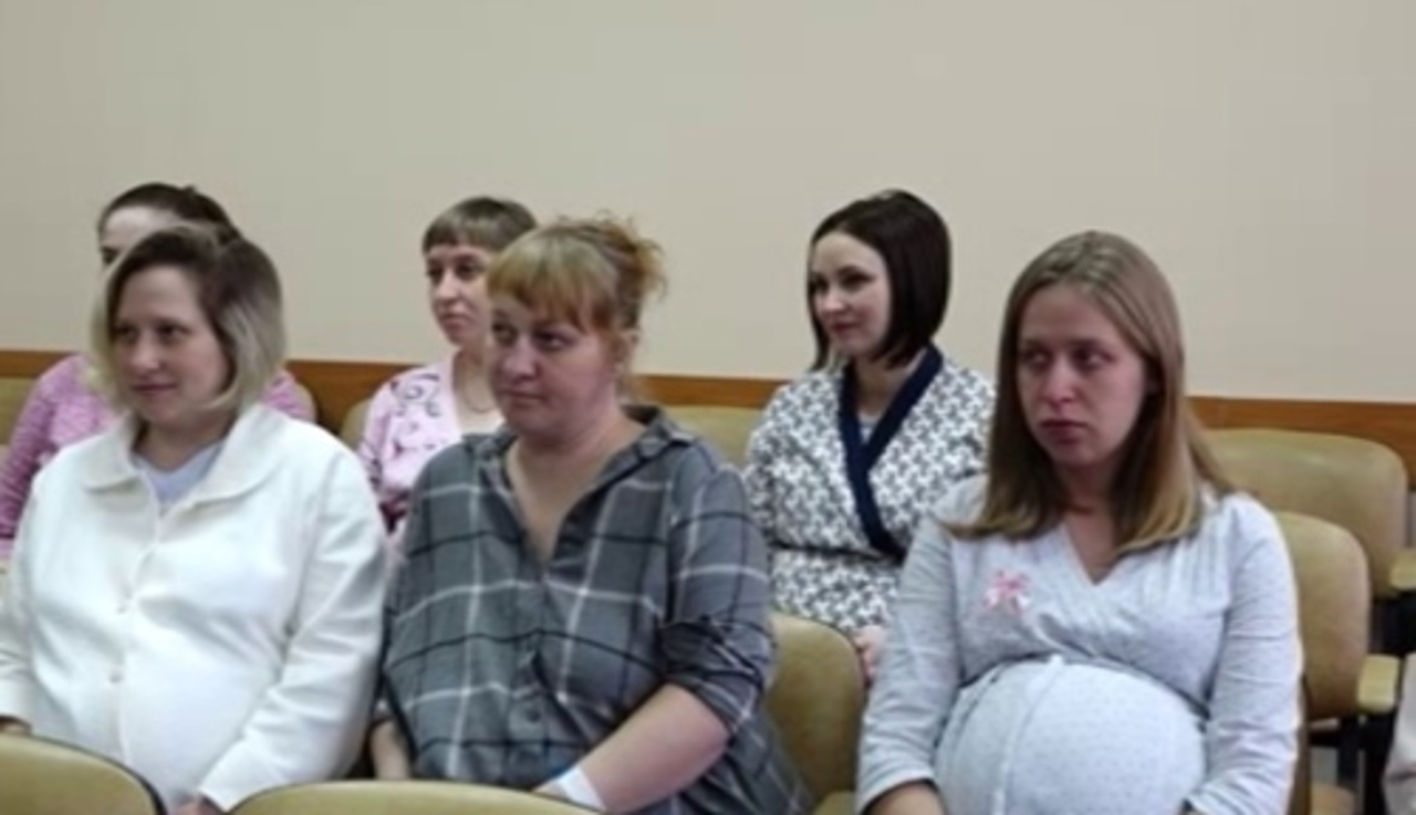 В преддверии Дня матери в Курский областной перинатальный центр приехали сотрудники ГАИ
