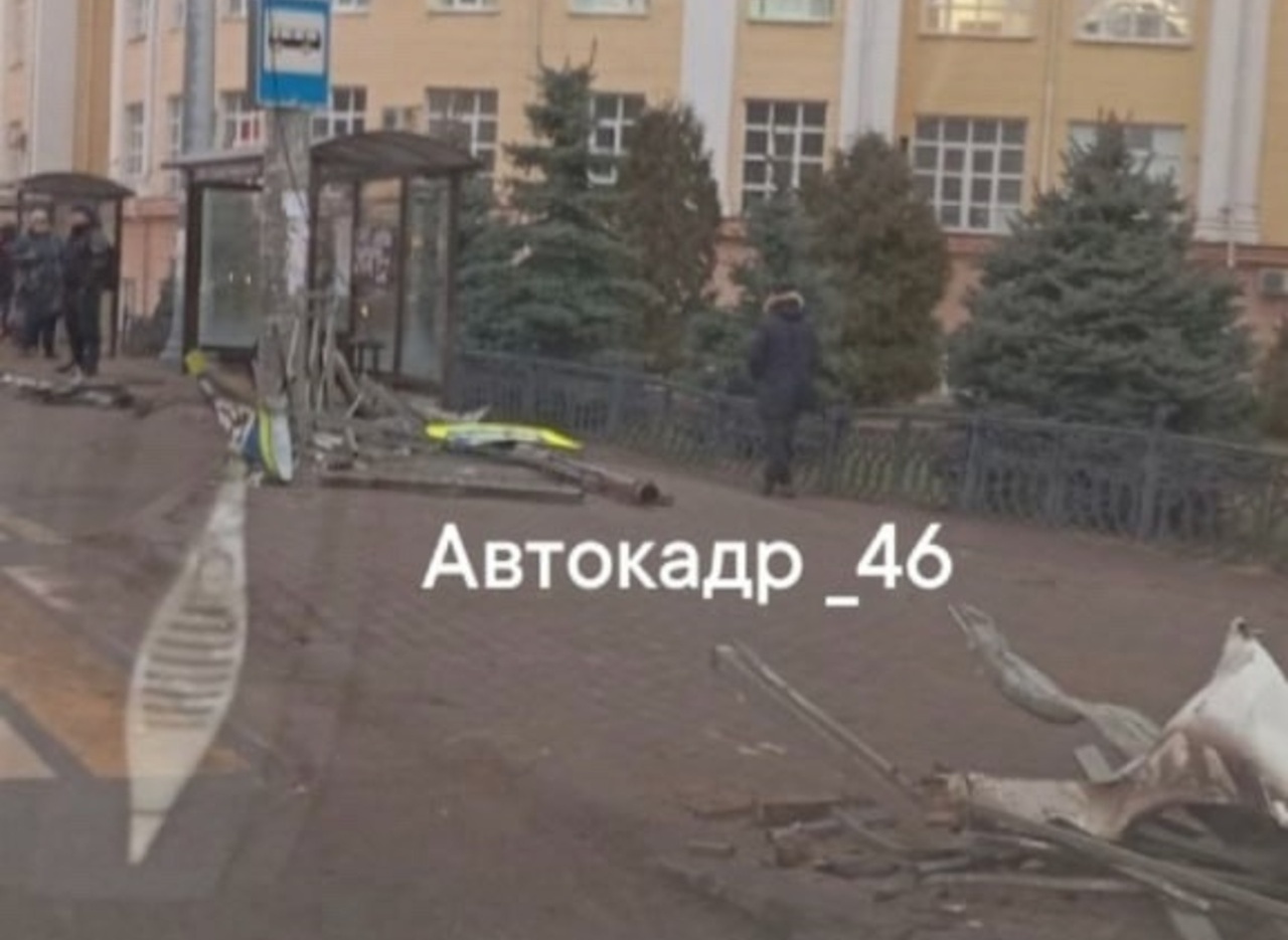 В Курске автомобиль «Тойота Ленд Крузер» снес дорожные знаки и ограждение на площади Перекальского