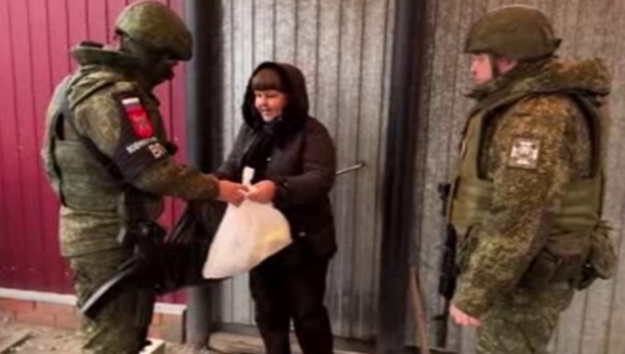 Военная полиция ежедневно развозит продукты и лекарства в отдаленные деревни курского приграничья