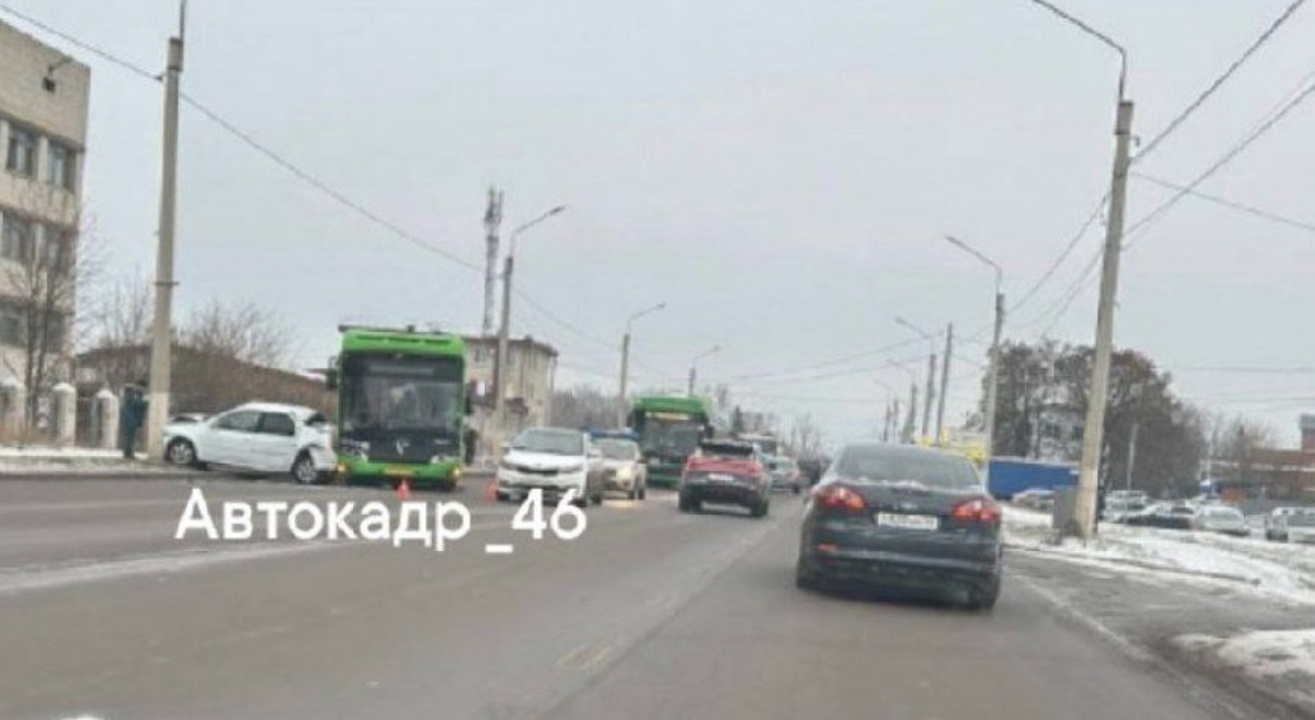 В Курске «Волгабас» столкнулся с автомобилем «Рено Логан»