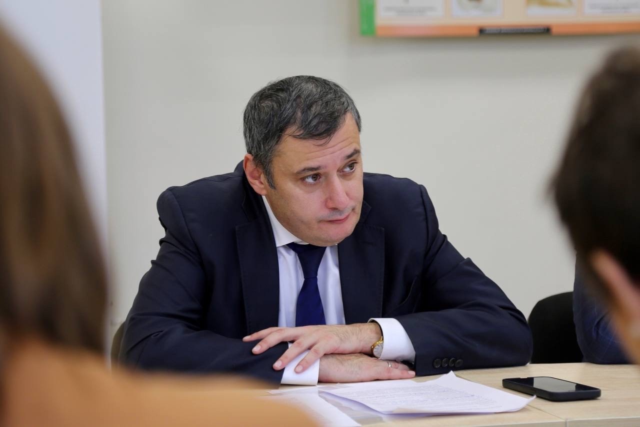 «Работы непочатый край»: Александр Хинштейн подвел итоги работы 2-ых суток и лёг спать в кабинете | ГТРК «Курск» «Работы непочатый край»: Александр Хинштейн подвел итоги работы 2-ых суток и лёг спать в кабинете