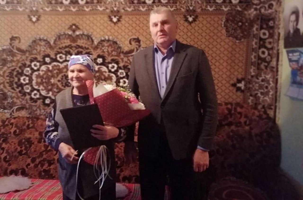 Глава Беловского района Курской области поздравил с Днём Героев Отечества Бабичеву Екатерину Павловну