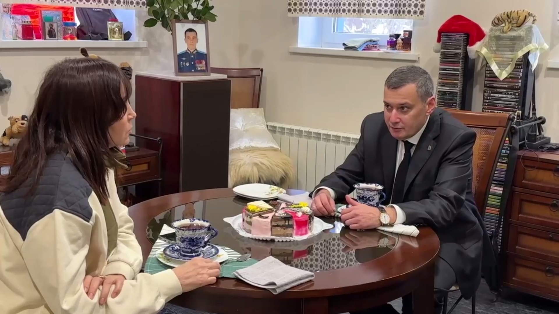 Врио губернатора Курской области Александр Хинштейн навестил маму Героя России Артура Лапшина