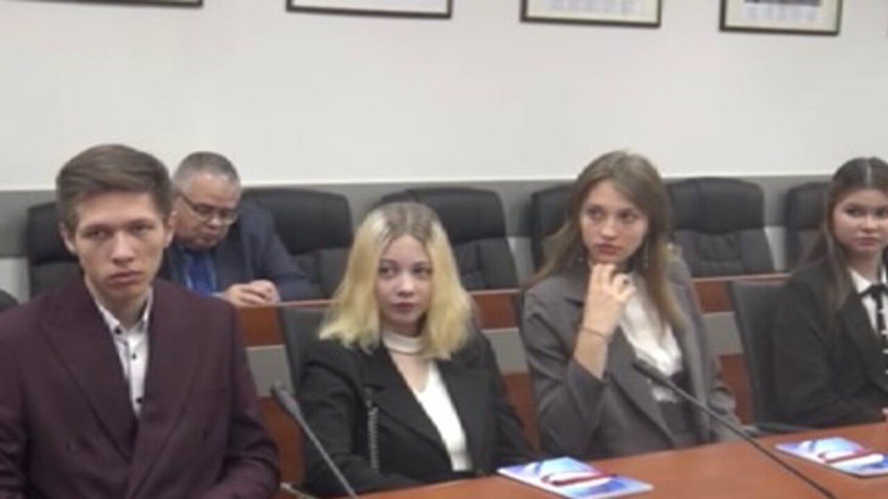 Урок парламентаризма для учеников 57 школы Курска провел руководитель фракции ЛДПР Владимир Федоров