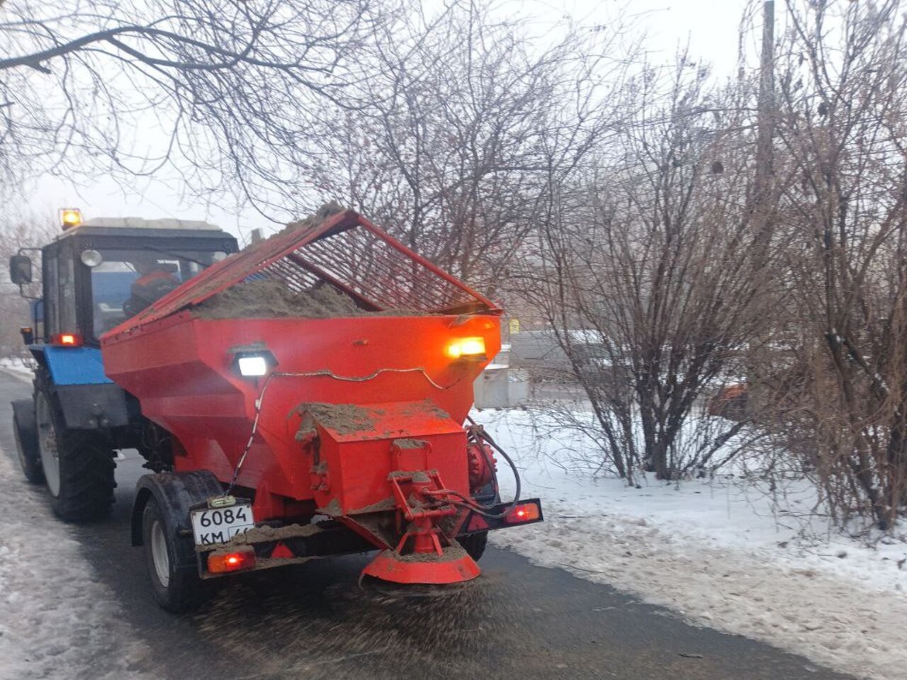 В Курске дороги обрабатывают противогололедной смесью