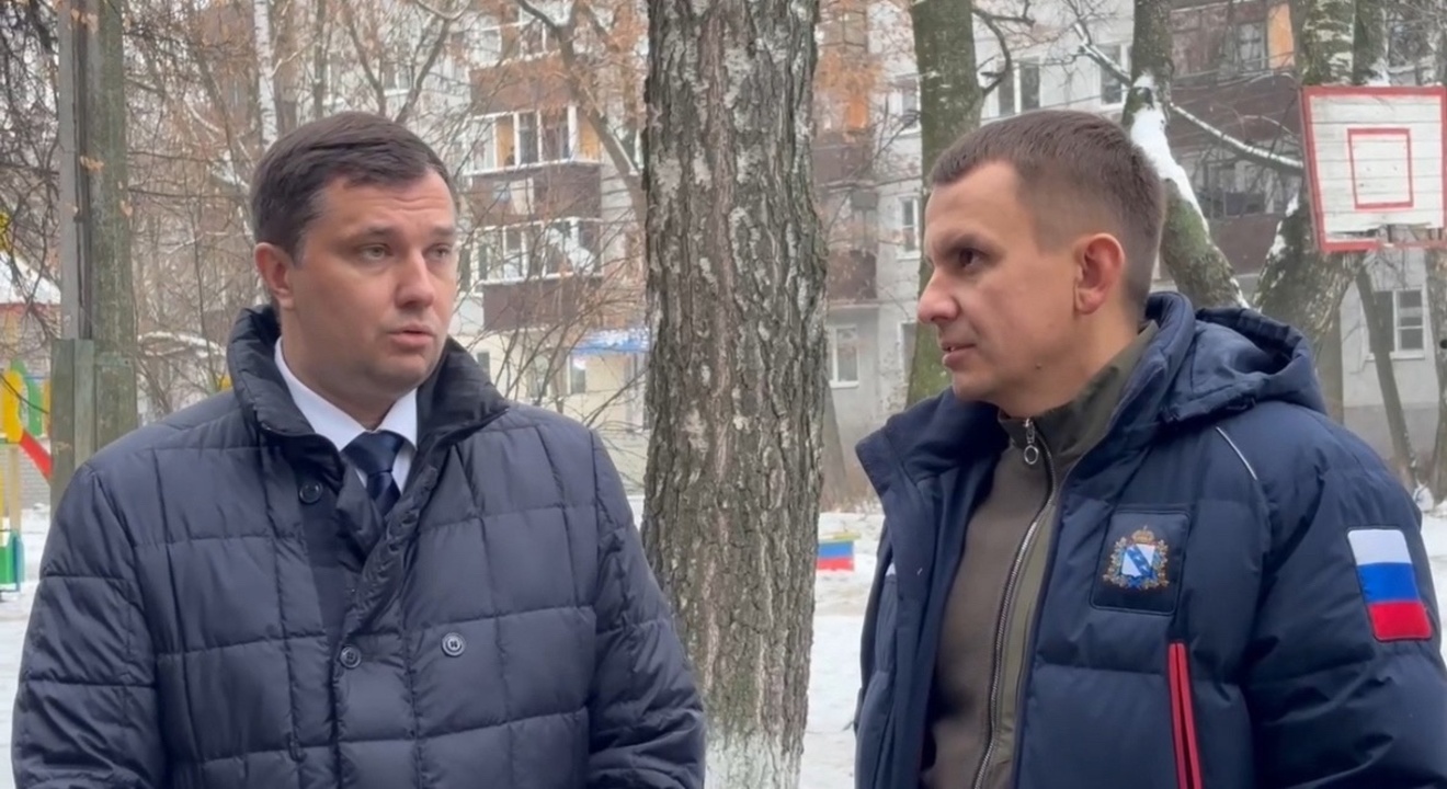 Мэр Курска встретился с жителями дома, который пострадал от атак БПЛА и обстрелов со стороны Украины