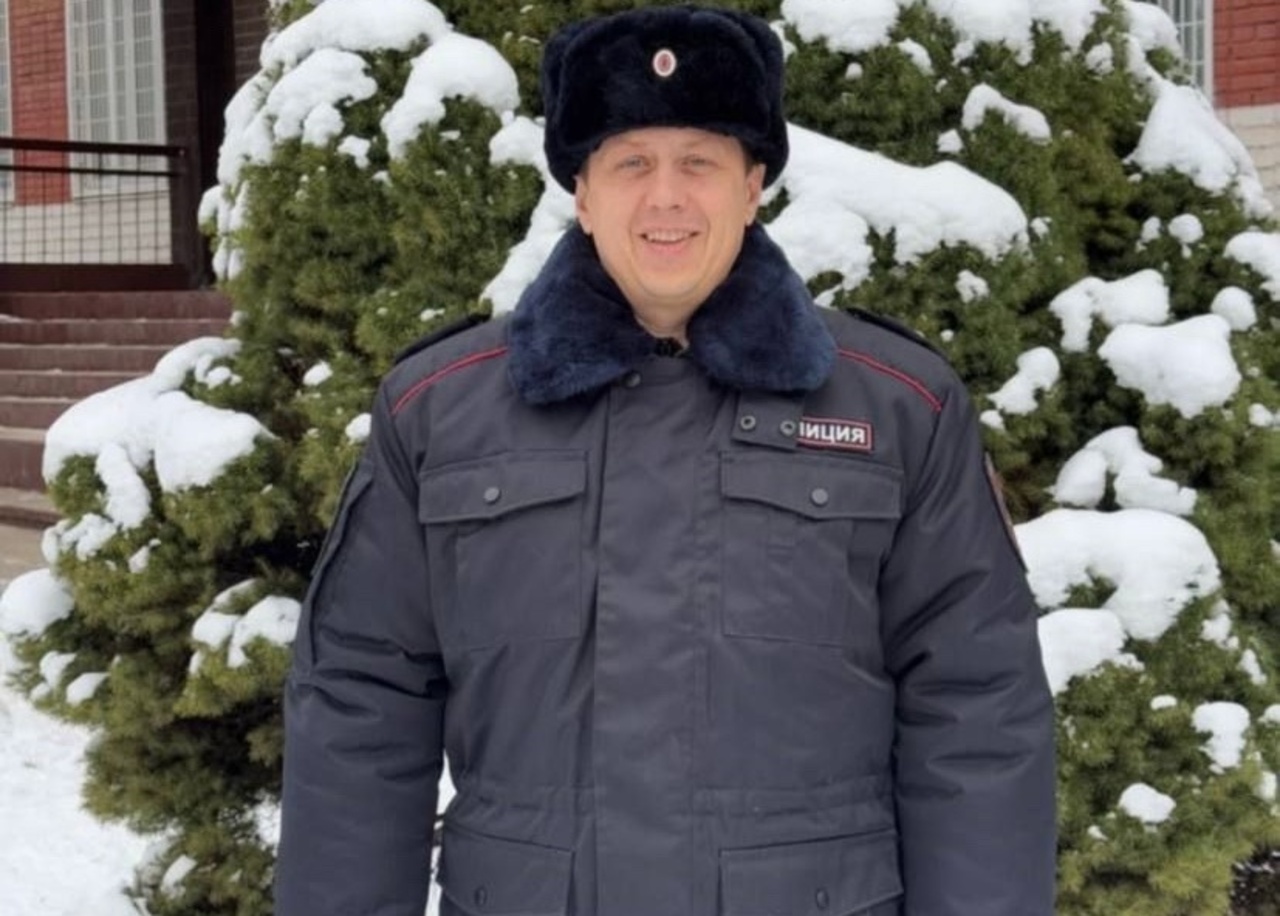 Полицейский помог спасти ребенка из горящей квартиры в Железногорске Курской области