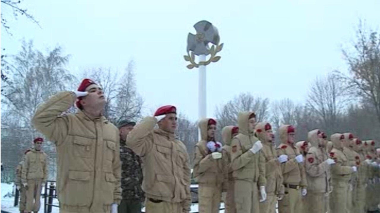В 55-й школе Курска открыли памятный знак погибшим при выполнении воинского долга