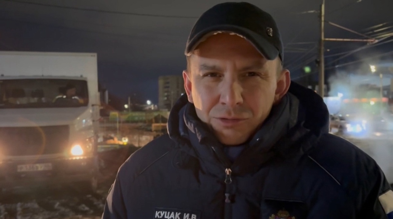 Мэр Курска приехал на улицу Пучковка, где продолжается ремонт тепломагистрали