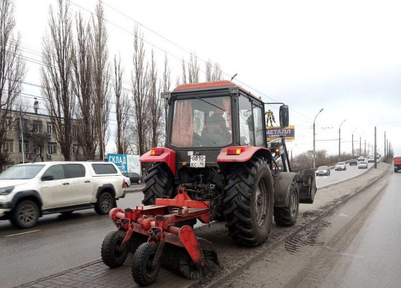 В Курске продолжают уборку дорог с учётом погодных условий
