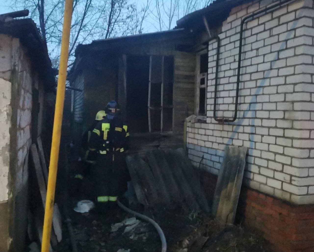 Жилой дом загорелся сегодня в Курске – в огне погиб мужчина