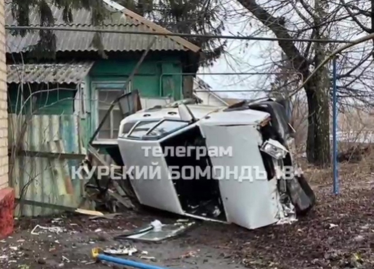 В городе Щигры Курской области автомобиль влетел в забор и опрокинулся