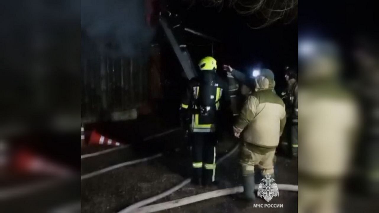 В Курском районе пожар охватил здание частной гостиницы — пострадавших нет