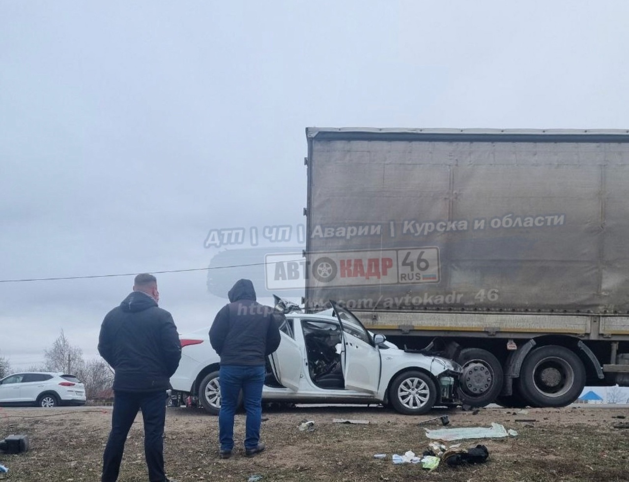 В Курской области легковушка залетела под «МАЗ»