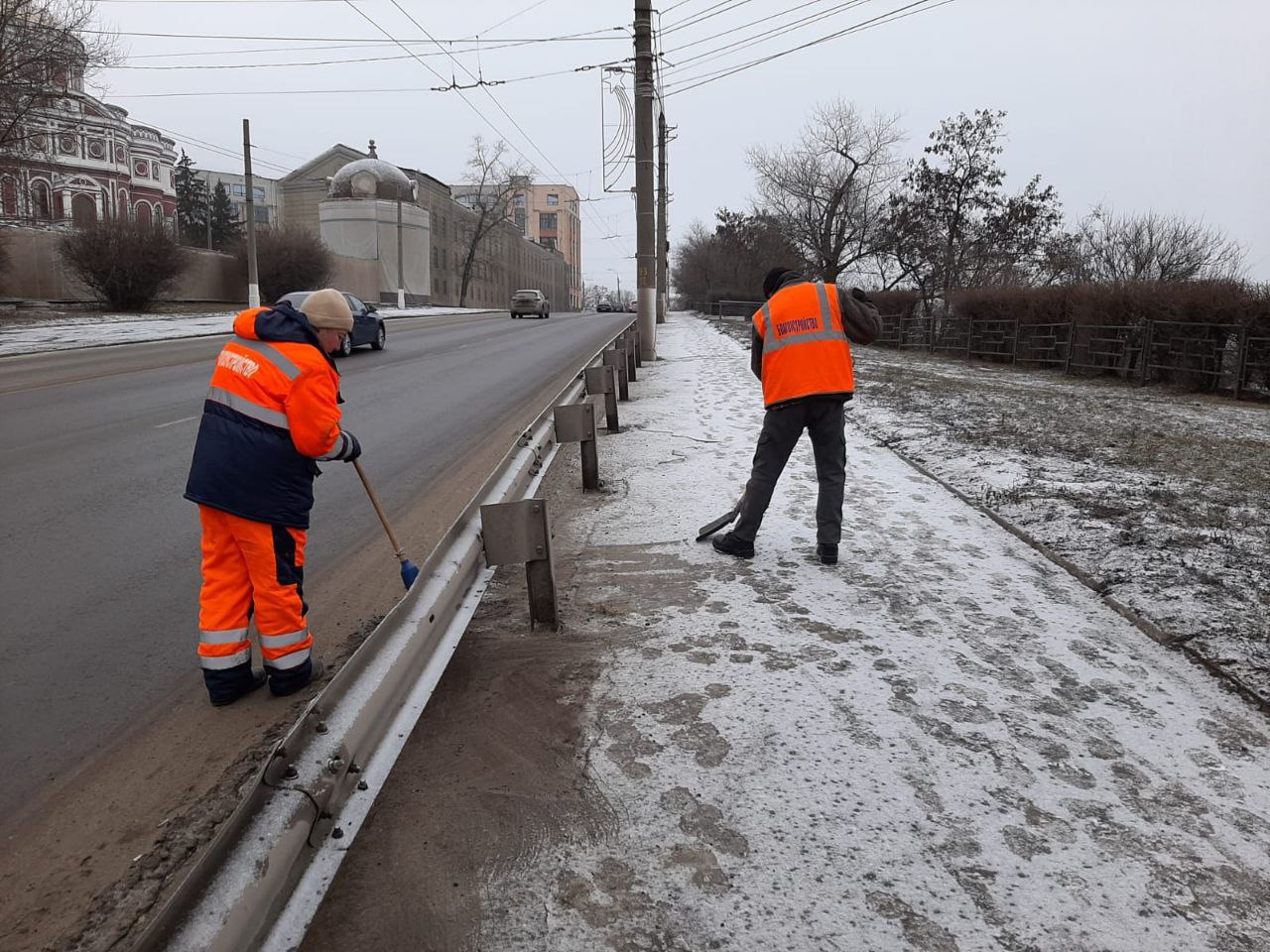 На улицах Курска продолжают работать десятки коммунальщиков