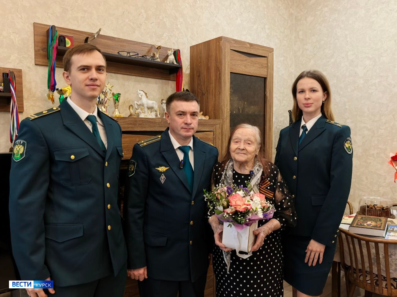 Курские таможенники навестили ветерана ВОВ Марию Малюк
