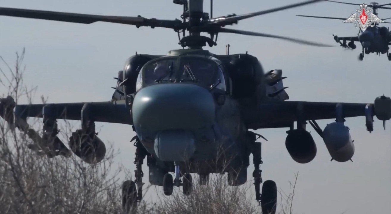 Вертолет Ка-52м нанес удар по личному составу и бронетехнике ВСУ в курском приграничье | ГТРК «Курск» Вертолет Ка-52м нанес удар по личному составу и бронетехнике ВСУ в курском приграничье