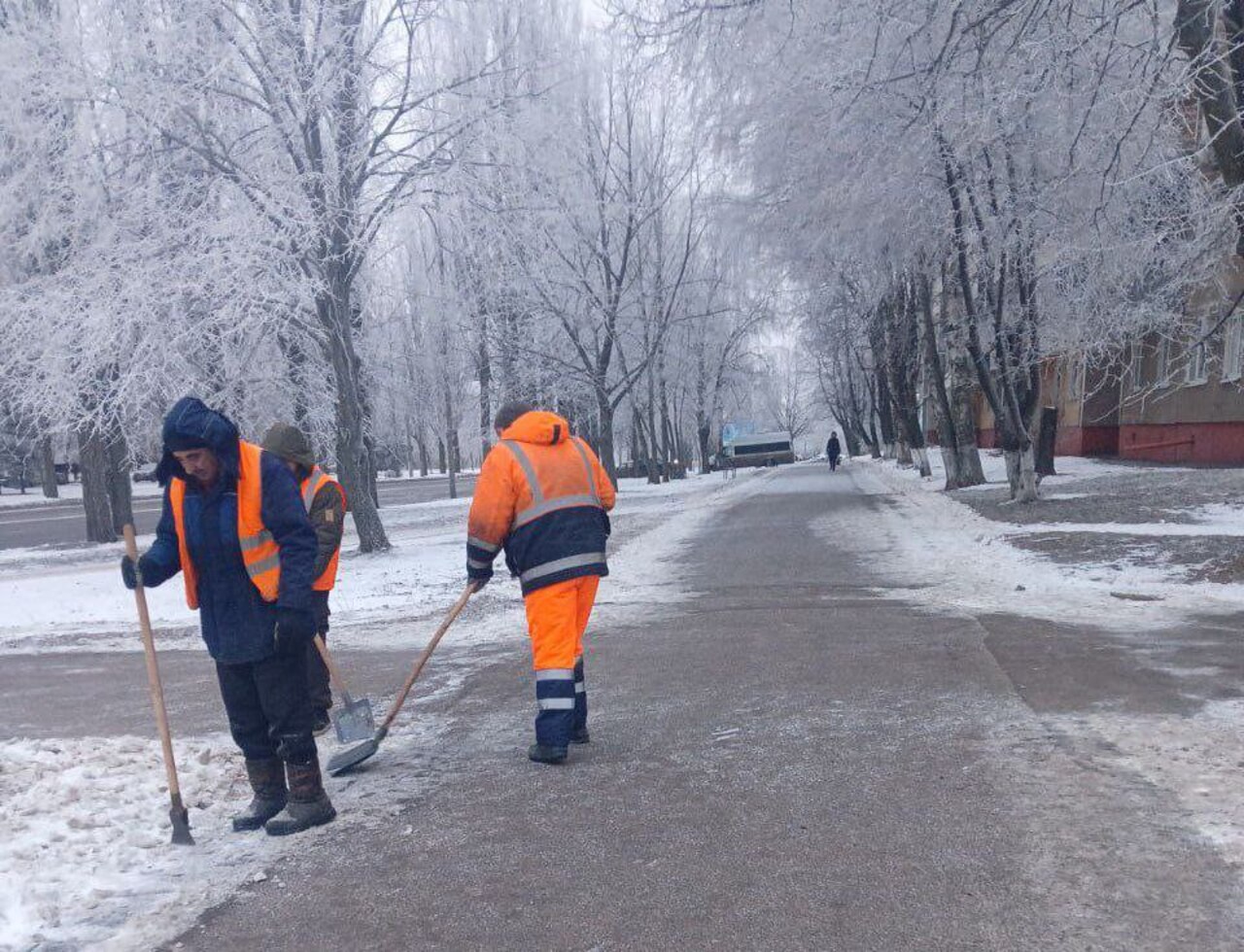 Уборка дорог в Курске: 80 рабочих и 51 единица техники работают на улицах города