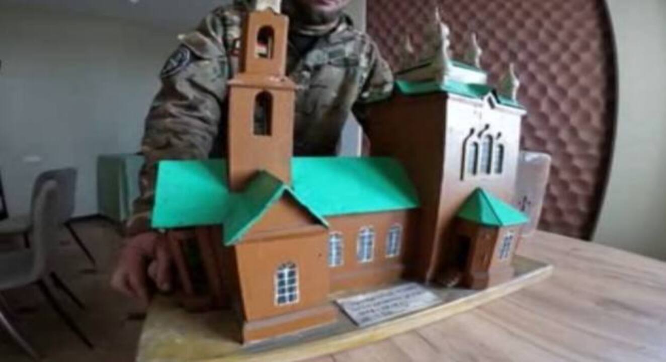 Глава сельсовета из Кореневского района Курской области вывозит из "серой зоны" музейные экспонаты