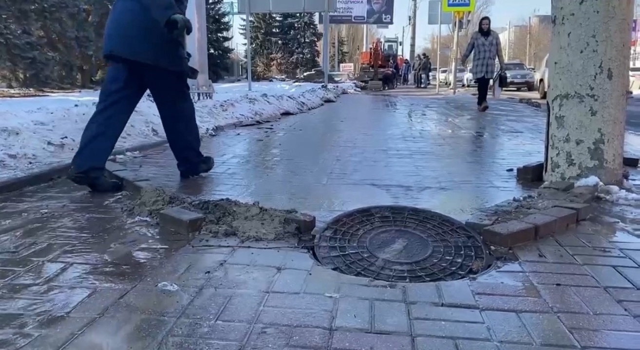 Причина бурного льющегося потока на улице Сумской в Курске — повреждение водопроводной сети