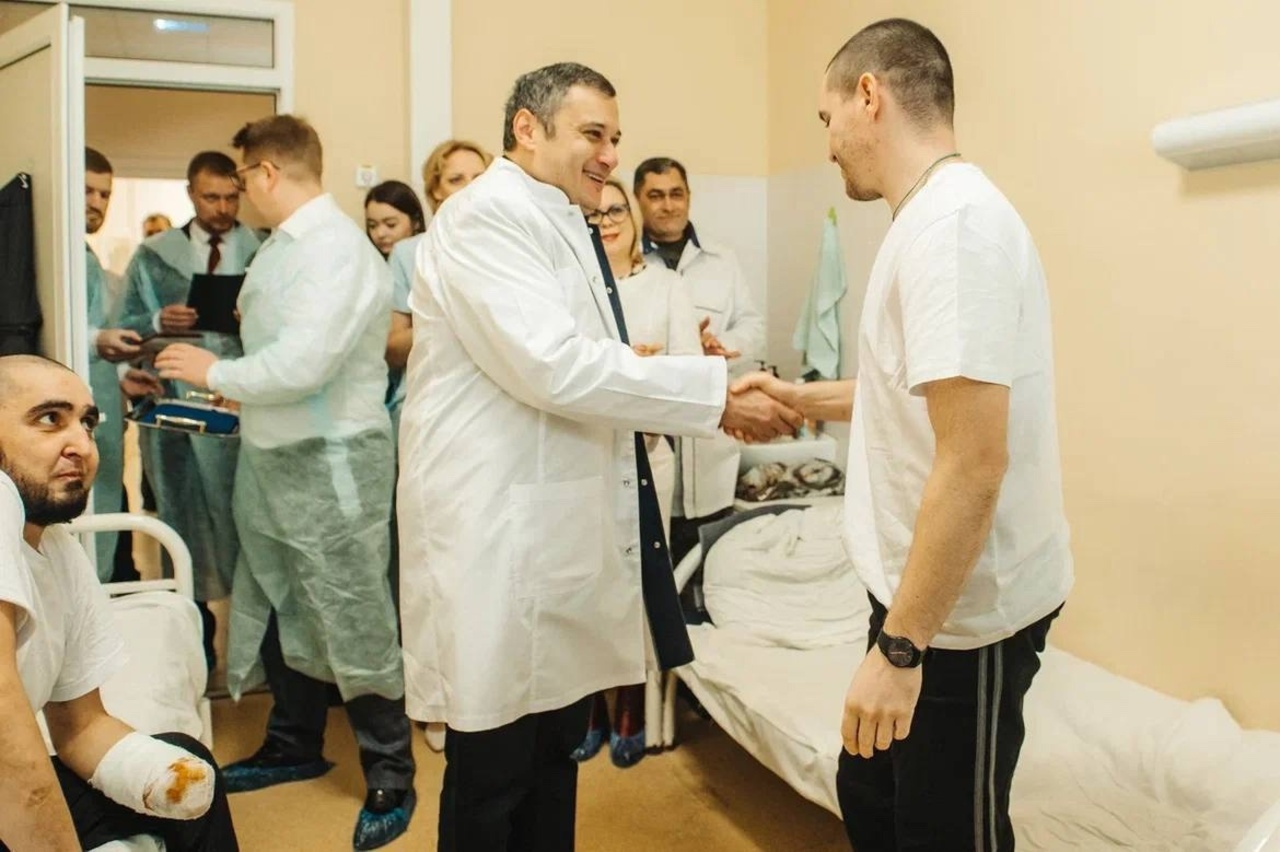 Врио губернатора поздравил с 23 февраля воинов, которые сейчас проходят лечение в курских больницах