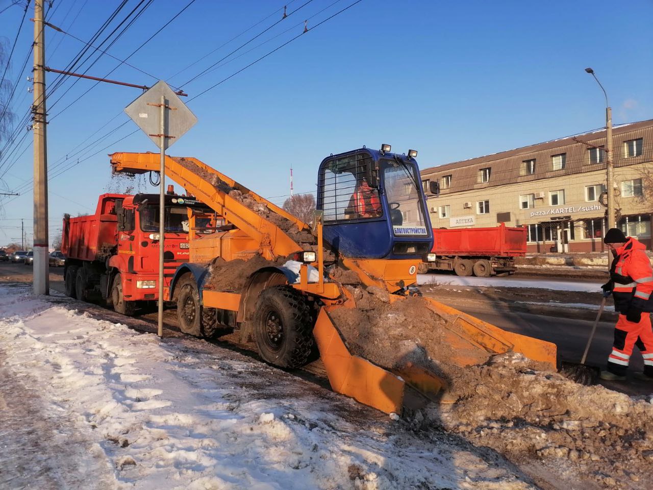 В Курске продолжаются работы по уборке снега