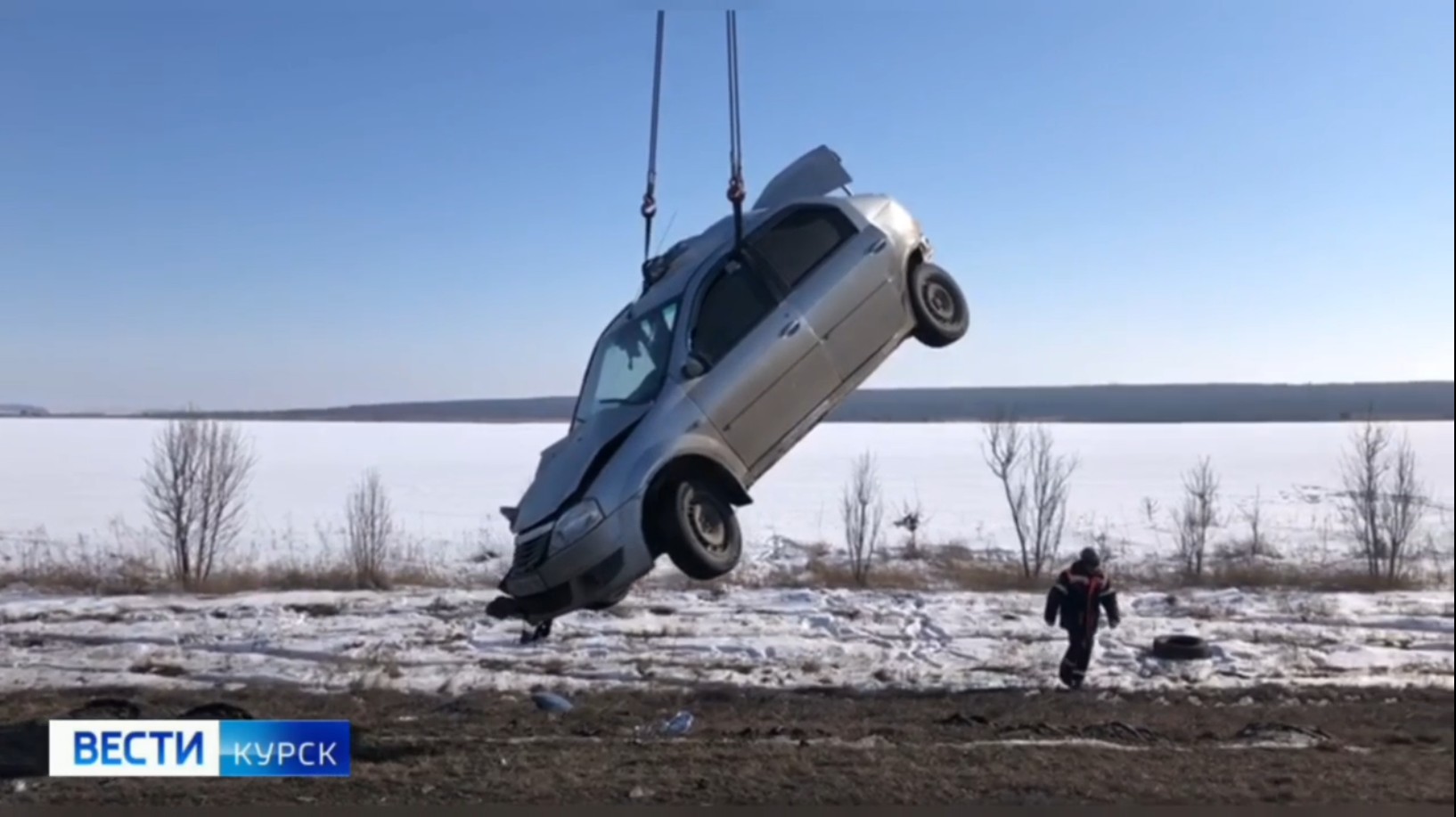 С места смертельного ДТП в Курском районе эвакуируют разбитый транспорт