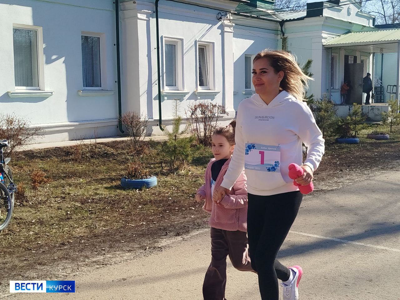 В Курске проходит праздничный забег Цветов и Цветочков