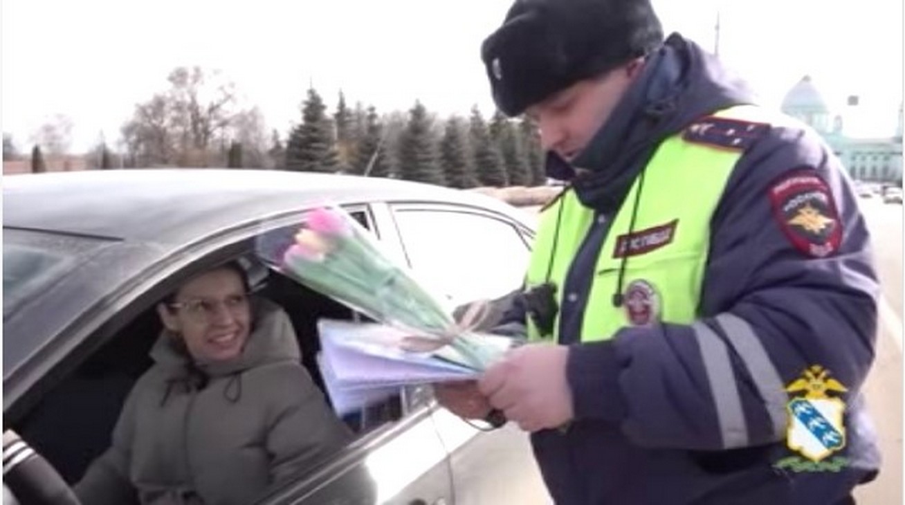 Накануне 8 марта на Красной площади инспектора ГАИ поздравили курских автоледи