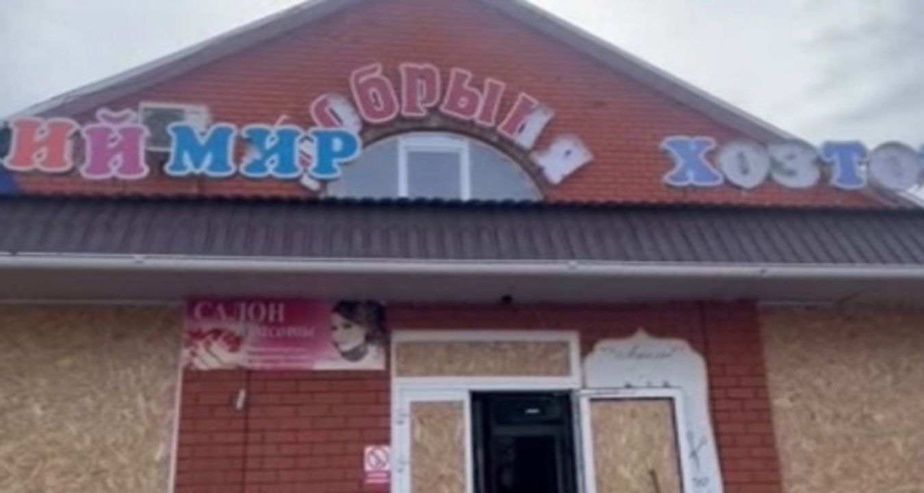 "Вести-Курск" работают в Беловском районе Курской области — на месте прилёта ракет HIMARS по ТЦ | ГТРК «Курск» "Вести-Курск" работают в Беловском районе Курской области — на месте прилёта ракет HIMARS по ТЦ