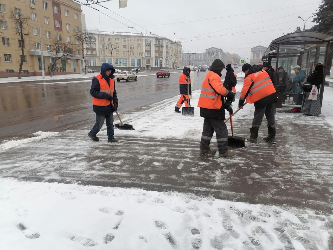 Ночью на дорогах Курска работали 49 единиц спецтехники