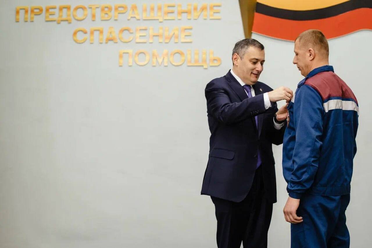 Александр Хинштейн поздравил курских пожарных с профессиональным праздником