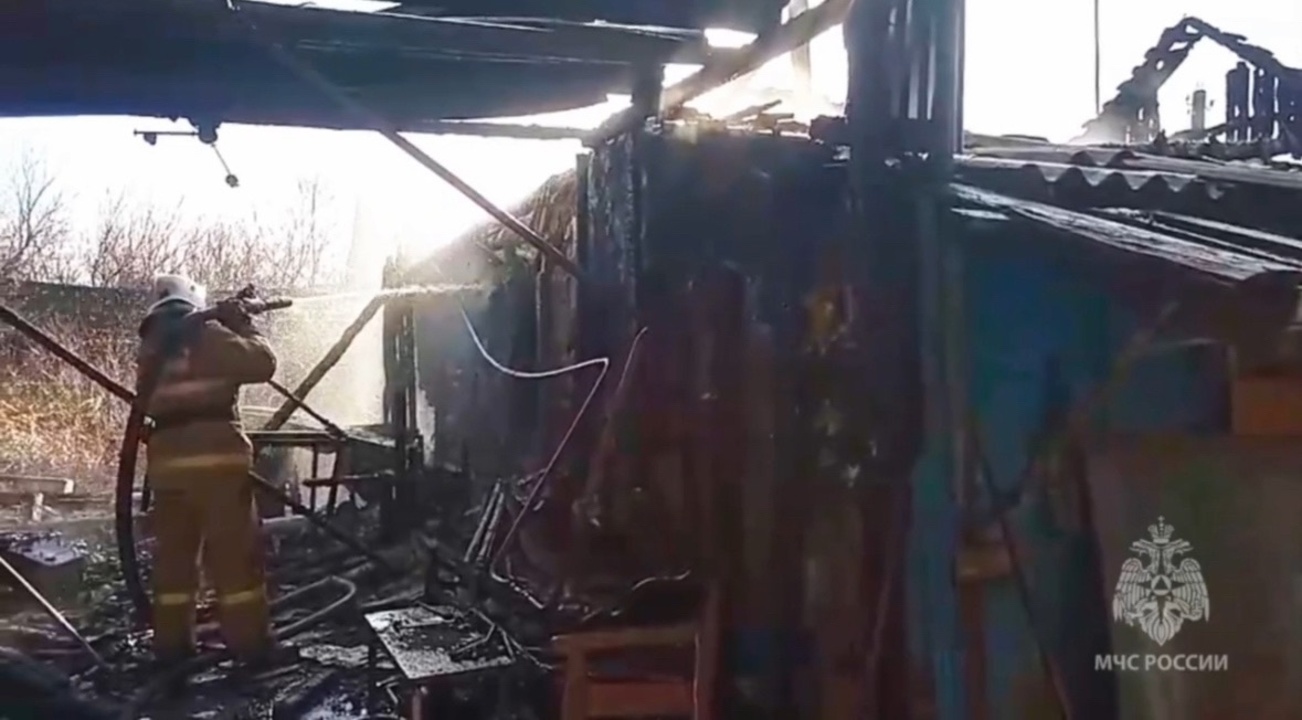 В Медвенском районе Курской области произошел пожар — сгорела летняя кухня 