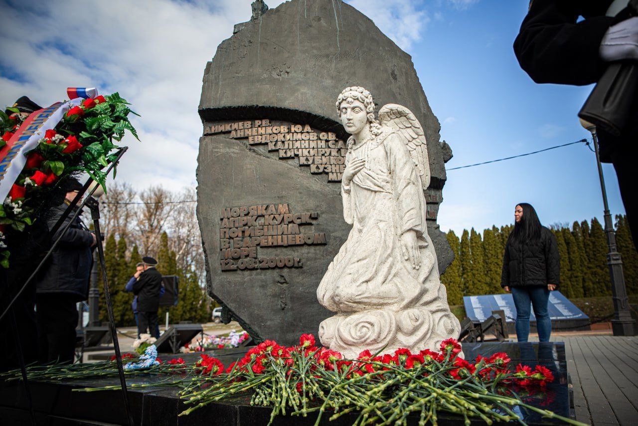 Сегодня возложили цветы и венки к памятнику погибшим членам экипажа АПРК «Курск»
