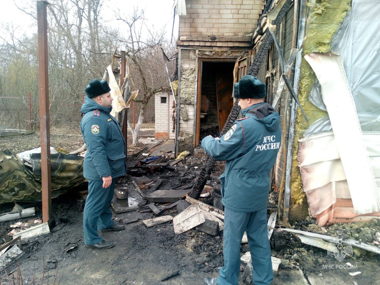 В садовом обществе "Лазурное" Курского района сгорел дачный дом