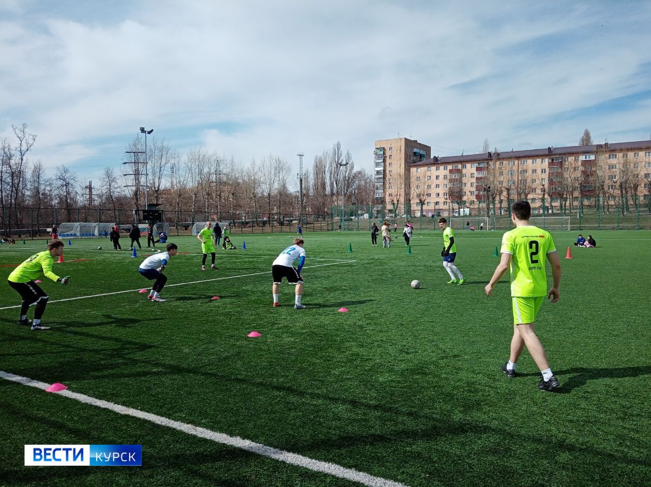 В Курске на стадионе «Олимп» собрались любители футбола