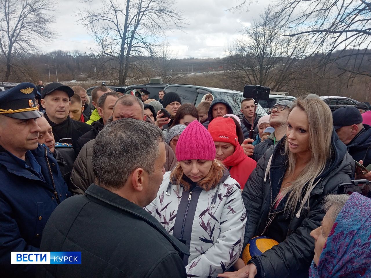 Строительство ФАП и тротуара: ряд проблем озвучили жители п. Касиновский Курской области Александру Хинштейну