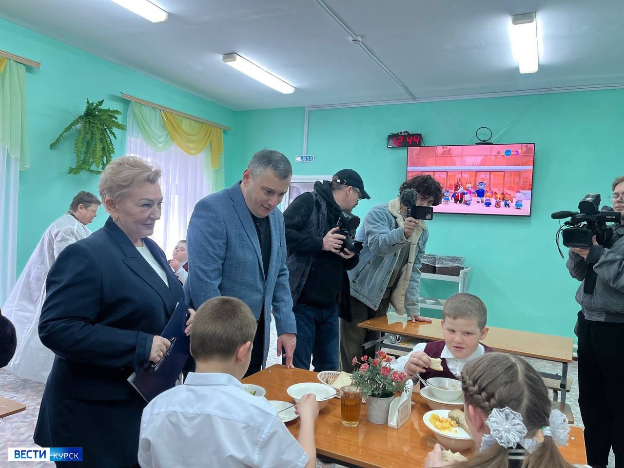 «Нравится, например, всё!»: глава Курской области заглянул на обед к ребятам из дмитриевской школы