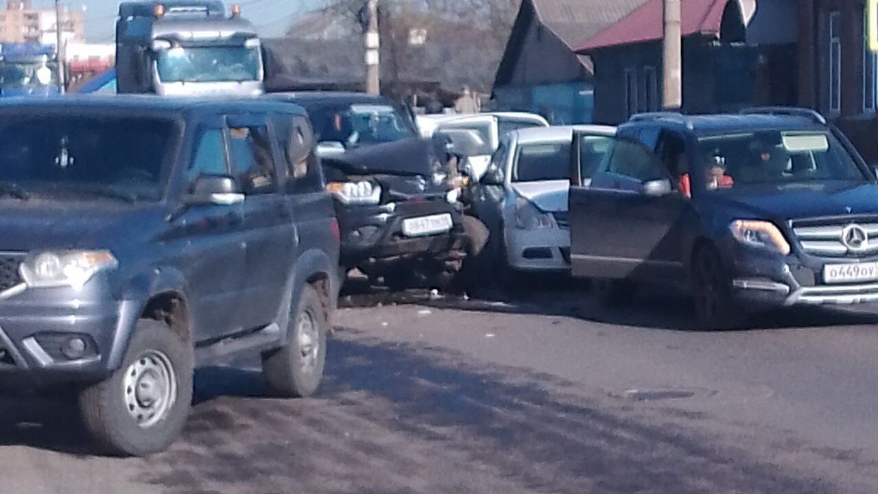 В Курске произошла авария из четырех автомобилей