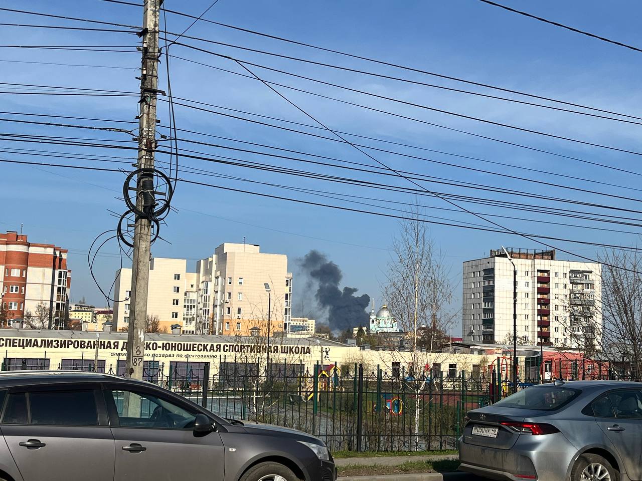На место крупного пожара в ЖД-округе Курска выехали спасатели 