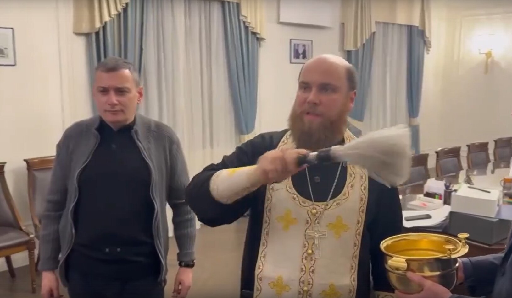 Александр Хинштейн пригласил священника освятить свой кабинет в Чистый четверг