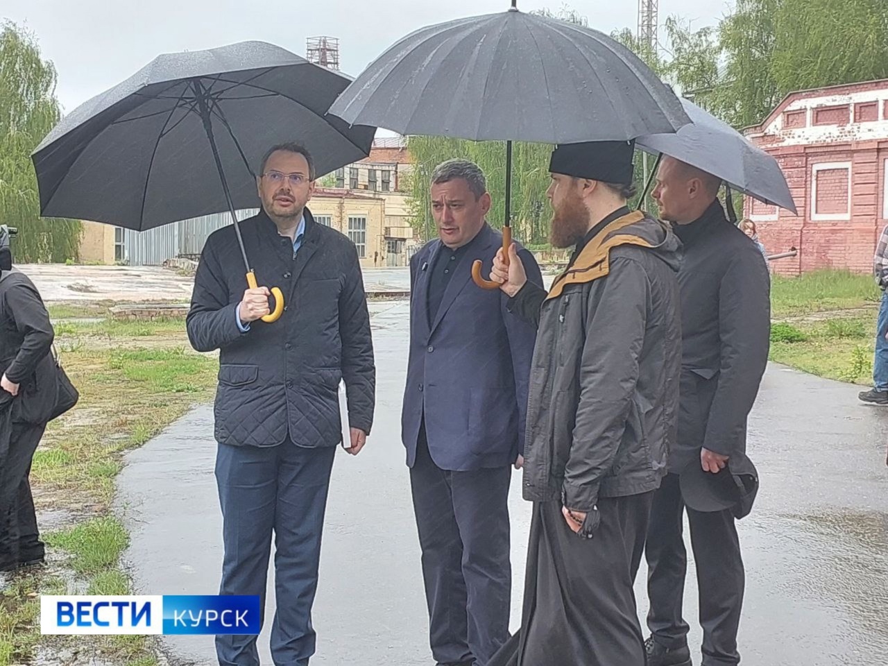 Александр Хинштейн и замминистра образования и науки Константин Могилевский осмотрели исторический центр Курска