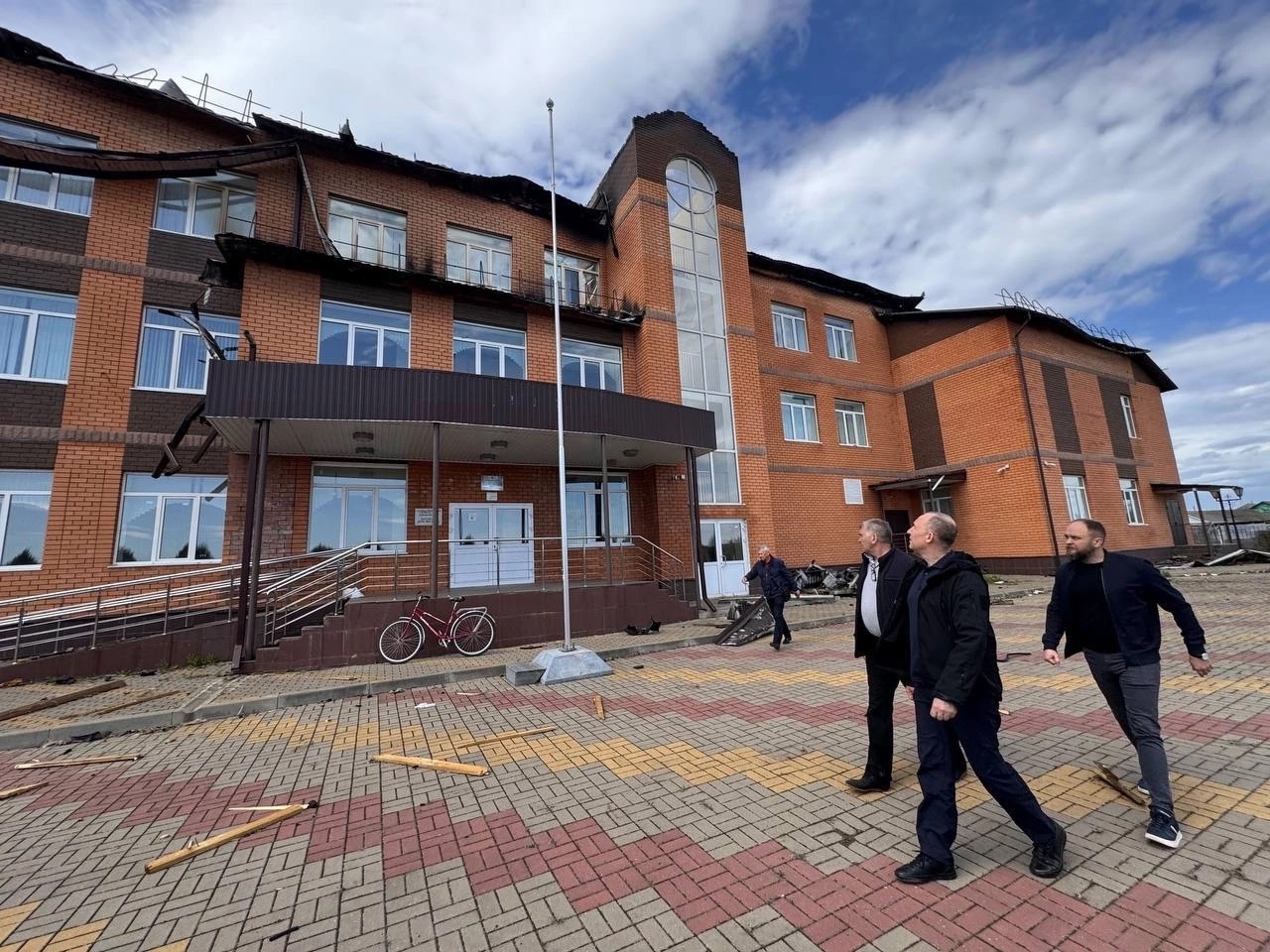«Объектом надо заниматься срочно»: школу в Песчаном Курской области восстановят после атаки БПЛА ВСУ
