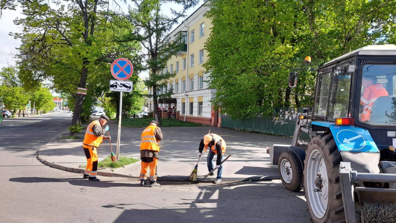 Чистый Курск: в городе продолжается уборка улиц | ГТРК «Курск» Чистый Курск: в городе продолжается уборка улиц